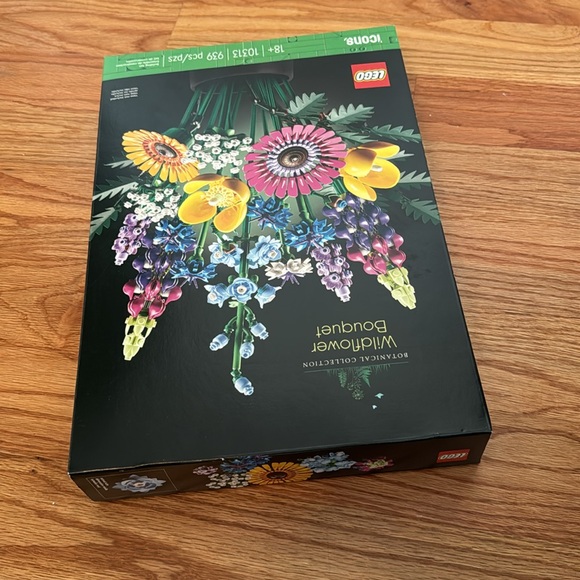New LEGO® Icons Wildflower Bouquet (10313) - New in Box - Picture 3 of 5